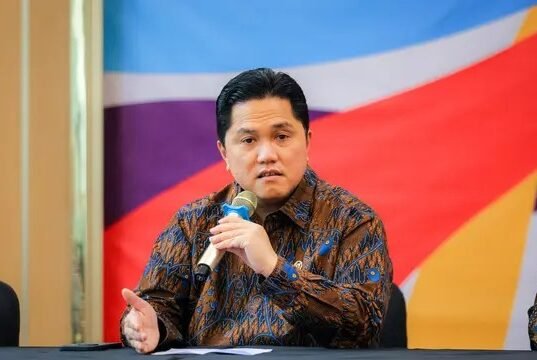 Erick Thohir Bocorkan Rotasi Asisten Pelatih Timnas Indonesia, John Herdman Siapkan Regenerasi Pelatih Lokal Menteri Pemuda dan Olahraga Republik Indonesia, Erick Thohir berbicara kepada awak media di kantor Kemenpora RI, Selasa (23/9/2025). (Bola.com/Bagaskara Lazuardi).
