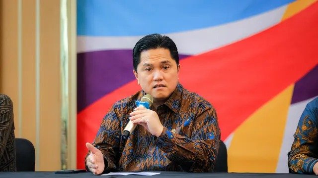 Menteri Pemuda dan Olahraga Republik Indonesia, Erick Thohir berbicara kepada awak media di kantor Kemenpora RI, Selasa (23/9/2025). (Bola.com/Bagaskara Lazuardi). Menteri Pemuda dan Olahraga Republik Indonesia, Erick Thohir berbicara kepada awak media di kantor Kemenpora RI, Selasa (23/9/2025). (Bola.com/Bagaskara Lazuardi).