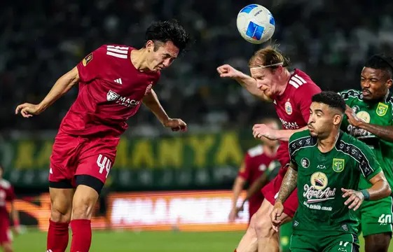 Kyohei Yoshino dan Radovan Pankov dari Persija Jakarta berduel dengan Jefferson dan Yann Kevin Mabella dari Persebaya Surabaya dalam situasi bola mati pada laga Grup B Piala Presiden 2026 di Stadion Gelora Bung Tomo, Surabaya, Minggu (26/7/2026) malam. Persebaya berhasil memenangi pertandingan dengan skor 1-0 berkat gol bunuh diri Pankov pada menit ke-64. (Bola.com/Wahyu Pratama)