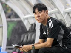 Shin Tae-yong Buka Peluang Persija Hadapi Persib di Semifinal Piala Presiden 2026 Ekspresi pelatih Persija Jakarta, Shin Tae-yong, saat mendampingi timnya menghadapi Persebaya Surabaya pada laga Grup B Piala Presiden 2026 di Stadion Gelora Bung Tomo, Surabaya, Minggu (26/7/2026) malam. Debut Shin Tae-yong bersama Macan Kemayoran berakhir dengan kekalahan 0-1 setelah gol bunuh diri Radovan Pankov pada menit ke-64 menjadi penentu kemenangan Persebaya. (Bola.com/Wahyu Pratama)