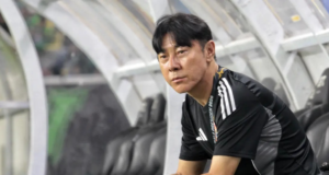 Shin Tae-yong Buka Peluang Persija Hadapi Persib di Semifinal Piala Presiden 2026 Ekspresi pelatih Persija Jakarta, Shin Tae-yong, saat mendampingi timnya menghadapi Persebaya Surabaya pada laga Grup B Piala Presiden 2026 di Stadion Gelora Bung Tomo, Surabaya, Minggu (26/7/2026) malam. Debut Shin Tae-yong bersama Macan Kemayoran berakhir dengan kekalahan 0-1 setelah gol bunuh diri Radovan Pankov pada menit ke-64 menjadi penentu kemenangan Persebaya. (Bola.com/Wahyu Pratama)
