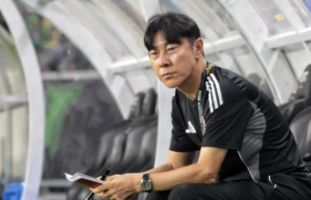 Shin Tae-yong Buka Peluang Persija Hadapi Persib di Semifinal Piala Presiden 2026 Ekspresi pelatih Persija Jakarta, Shin Tae-yong, saat mendampingi timnya menghadapi Persebaya Surabaya pada laga Grup B Piala Presiden 2026 di Stadion Gelora Bung Tomo, Surabaya, Minggu (26/7/2026) malam. Debut Shin Tae-yong bersama Macan Kemayoran berakhir dengan kekalahan 0-1 setelah gol bunuh diri Radovan Pankov pada menit ke-64 menjadi penentu kemenangan Persebaya. (Bola.com/Wahyu Pratama)