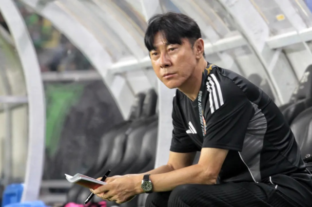 Ekspresi pelatih Persija Jakarta, Shin Tae-yong, saat mendampingi timnya menghadapi Persebaya Surabaya pada laga Grup B Piala Presiden 2026 di Stadion Gelora Bung Tomo, Surabaya, Minggu (26/7/2026) malam. Debut Shin Tae-yong bersama Macan Kemayoran berakhir dengan kekalahan 0-1 setelah gol bunuh diri Radovan Pankov pada menit ke-64 menjadi penentu kemenangan Persebaya. (Bola.com/Wahyu Pratama) Ekspresi pelatih Persija Jakarta, Shin Tae-yong, saat mendampingi timnya menghadapi Persebaya Surabaya pada laga Grup B Piala Presiden 2026 di Stadion Gelora Bung Tomo, Surabaya, Minggu (26/7/2026) malam. Debut Shin Tae-yong bersama Macan Kemayoran berakhir dengan kekalahan 0-1 setelah gol bunuh diri Radovan Pankov pada menit ke-64 menjadi penentu kemenangan Persebaya. (Bola.com/Wahyu Pratama)