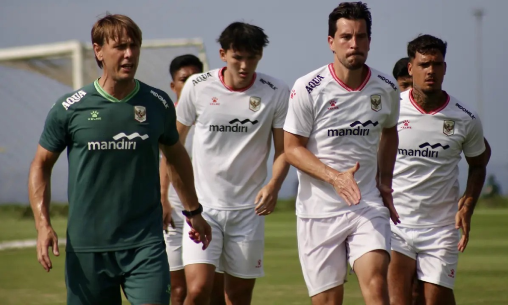 Thom Haye dalam sesi latihan Timnas Indonesia di Bali United Training Center, Gianyar, Bali, Sabtu (18/7/2926). (Bola.com/Alit Binawan)