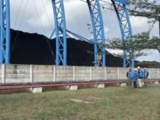 PLN: Pemadaman Listrik Bergilir di Kalsel Bukan Akibat Batu Bara, Stok Aman 15 Hari STOK batu bara di kawasan PLTU Asam-Asam, Kabupaten Tanahlaut, Kalimantan Selatan, Kamis (30/7/2026). Artikel ini telah tayang di BanjarmasinPost.co.id dengan judul Bantah Pemadaman Listrik Bergilir di Kalsel Akibat Batu Bara, PLN Asam-Asam: Stok Aman 15 Hari, https://banjarmasin.tribunnews.com/kalsel/1370257/bantah-pemadaman-listrik-bergilir-di-kalsel-akibat-batu-bara-pln-asam-asam-stok-aman-15-hari. Penulis: Muhammad Syaiful Riki | Editor: Ratino Taufik