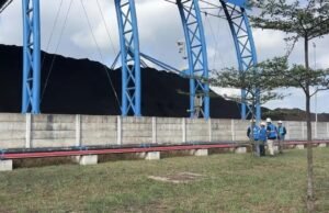 PLN: Pemadaman Listrik Bergilir di Kalsel Bukan Akibat Batu Bara, Stok Aman 15 Hari STOK batu bara di kawasan PLTU Asam-Asam, Kabupaten Tanahlaut, Kalimantan Selatan, Kamis (30/7/2026). Artikel ini telah tayang di BanjarmasinPost.co.id dengan judul Bantah Pemadaman Listrik Bergilir di Kalsel Akibat Batu Bara, PLN Asam-Asam: Stok Aman 15 Hari, https://banjarmasin.tribunnews.com/kalsel/1370257/bantah-pemadaman-listrik-bergilir-di-kalsel-akibat-batu-bara-pln-asam-asam-stok-aman-15-hari. Penulis: Muhammad Syaiful Riki | Editor: Ratino Taufik