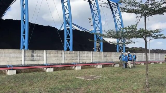 STOK batu bara di kawasan PLTU Asam-Asam, Kabupaten Tanahlaut, Kalimantan Selatan, Kamis (30/7/2026). Artikel ini telah tayang di BanjarmasinPost.co.id dengan judul Bantah Pemadaman Listrik Bergilir di Kalsel Akibat Batu Bara, PLN Asam-Asam: Stok Aman 15 Hari, https://banjarmasin.tribunnews.com/kalsel/1370257/bantah-pemadaman-listrik-bergilir-di-kalsel-akibat-batu-bara-pln-asam-asam-stok-aman-15-hari. Penulis: Muhammad Syaiful Riki | Editor: Ratino Taufik STOK batu bara di kawasan PLTU Asam-Asam, Kabupaten Tanahlaut, Kalimantan Selatan, Kamis (30/7/2026). Artikel ini telah tayang di BanjarmasinPost.co.id dengan judul Bantah Pemadaman Listrik Bergilir di Kalsel Akibat Batu Bara, PLN Asam-Asam: Stok Aman 15 Hari, https://banjarmasin.tribunnews.com/kalsel/1370257/bantah-pemadaman-listrik-bergilir-di-kalsel-akibat-batu-bara-pln-asam-asam-stok-aman-15-hari. Penulis: Muhammad Syaiful Riki | Editor: Ratino Taufik