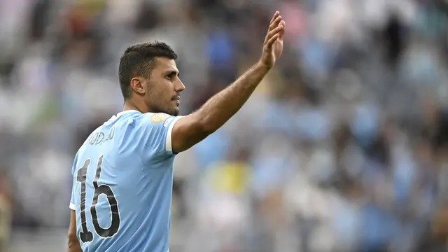 Gelandang Manchester City, Rodri (16), memberi salam kepada para penggemar di tribune setelah laga Piala Dunia Antarklub Grup G melawan Juventus di Orlando, Florida, Jumat, 27 Juni 2025. (AP Photo/Phelan M. Ebenhack)