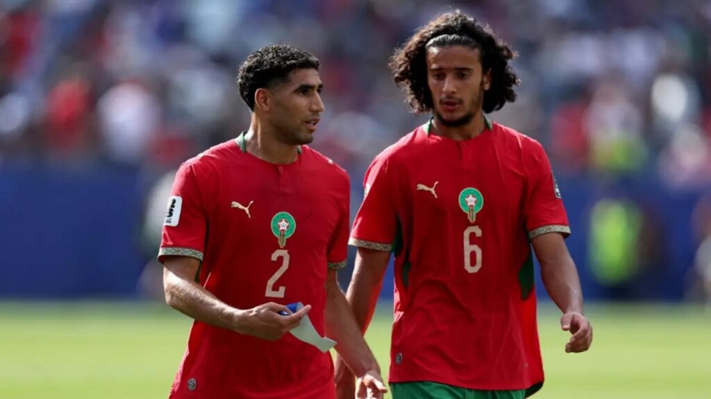 Achraf Hakimi #2 dan Ayyoub Bouaddi #6 dari Timnas Maroko berjalan keluar lapangan saat jeda pertandingan perempat final Piala Dunia 2026 antara Prancis dan Maroko di Stadion Boston pada 10 Juli 2026 di Foxborough, Massachusetts. (Molly Darlington/Getty Images via AFP)