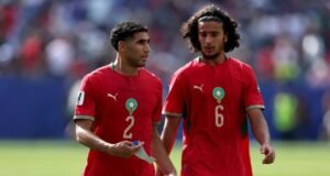 Manchester City Siapkan Ayyoub Bouaddi sebagai Suksesor Rodri, Transfer Bergantung pada Real Madrid Achraf Hakimi #2 dan Ayyoub Bouaddi #6 dari Timnas Maroko berjalan keluar lapangan saat jeda pertandingan perempat final Piala Dunia 2026 antara Prancis dan Maroko di Stadion Boston pada 10 Juli 2026 di Foxborough, Massachusetts. (Molly Darlington/Getty Images via AFP)