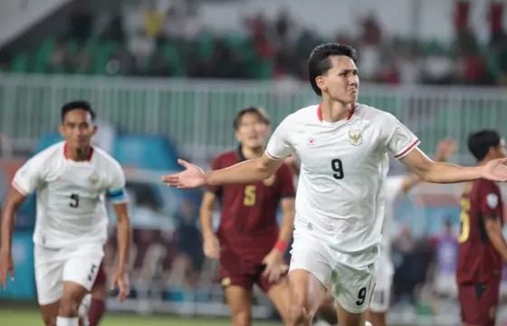 Striker debutan Timnas Indonesia, Mitchell Baker, merayakan gol yang dicetaknya ke gawang Kamboja dalam laga Grup A Piala AFF 2026 di Stadion Pakansari, Cibinong, Senin (27/7/2026). (Kapanlagi.com/Budy Santoso)