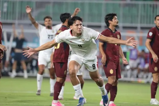 Debut Manis Mitchell Baker, Hattrick Bawa Timnas Indonesia Gebuk Kamboja 5-1 Striker debutan Timnas Indonesia, Mitchell Baker, langsung tampil cemerlang dalam laga pertamanya bersama Tim Garuda. Dua gol dicetak ke gawang Kamboja hanya dalam 15 menit pertama penampilannya di Piala AFF 2026, Senin (27/7/2026). (Kapanlagi.com/Budy Santoso)