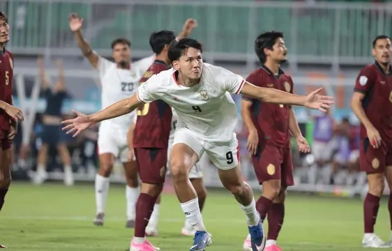 Striker debutan Timnas Indonesia, Mitchell Baker, langsung tampil cemerlang dalam laga pertamanya bersama Tim Garuda. Dua gol dicetak ke gawang Kamboja hanya dalam 15 menit pertama penampilannya di Piala AFF 2026, Senin (27/7/2026). (Kapanlagi.com/Budy Santoso)