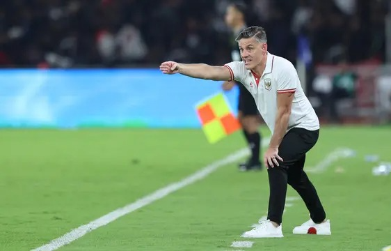 Pelatih Timnas Indonesia, John Herdman, saat memimpin timnya meraih kemenangan 4-0 atas Saint Kitts and Nevis pada laga FIFA Series 2026 di Stadion Utama Gelora Bung Karno (SUGBK), Jakarta, Jumat (27/03/2026) malam WIB. (Bola.com/M. Iqbal Ichsan)