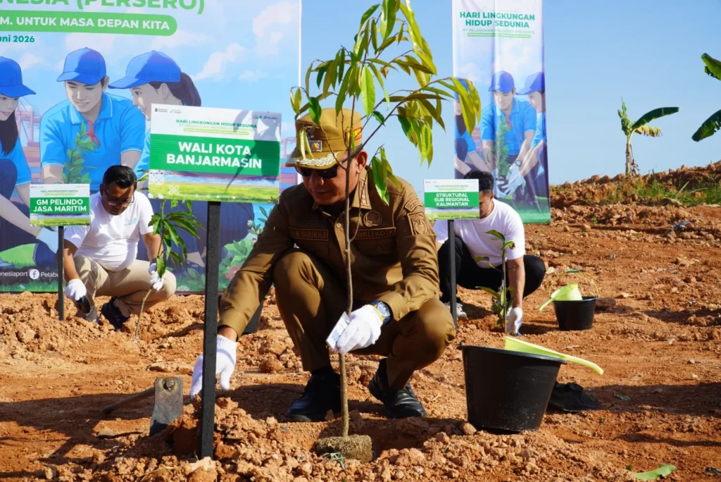Wali Kota Banjarmasin H. M. Yamin HR bersama jajaran Pemkot dan PT Pelindo Regional 3 Sub Regional Kalimantan menanam bibit pohon di kawasan TPA Basirih. Foto Dok Istimewa