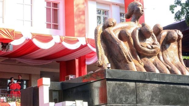 Ketua Umum PDIP, Megawati Soekarnoputri meresmikan monumen sejarah peristiwa kerusuhan 27 Juli atau biasa dikenal Kudatuli di kantor DPP PDIP, Menteng 58, Jakarta Pusat, Senin (27/7). Foto: Arsip DPP PDIP