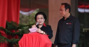 Megawati Resmikan Monumen Kudatuli di Kantor DPP PDIP Ketua Umum PDIP, Megawati Soekarnoputri meresmikan monumen sejarah peristiwa kerusuhan 27 Juli atau dikenal Kudatuli di kantor DPP PDIP, Menteng 58, Jakarta. Arsip DPP PDIP