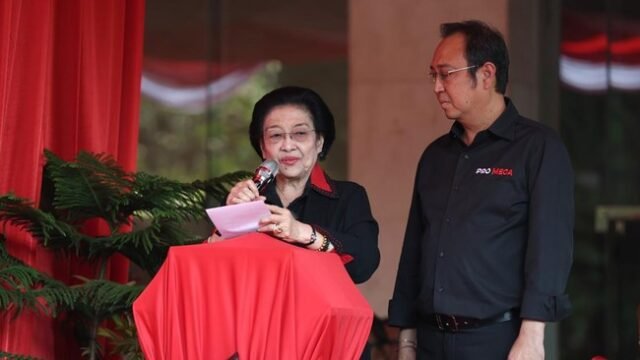 Ketua Umum PDIP, Megawati Soekarnoputri meresmikan monumen sejarah peristiwa kerusuhan 27 Juli atau dikenal Kudatuli di kantor DPP PDIP, Menteng 58, Jakarta. Arsip DPP PDIP