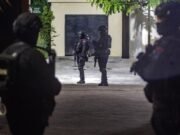Teror Ancaman Bom di Hari Pertama Sekolah, Siswa SDN Srengseng Sawah 15 Jagakarsa Dievakuasi Tim Gegana dan Densus 88 langsung turun ke lokasi ancaman bom. ANTARA FOTO/BASRI MARZUKI
