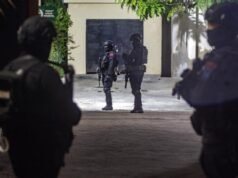 Teror Ancaman Bom di Hari Pertama Sekolah, Siswa SDN Srengseng Sawah 15 Jagakarsa Dievakuasi Tim Gegana dan Densus 88 langsung turun ke lokasi ancaman bom. ANTARA FOTO/BASRI MARZUKI