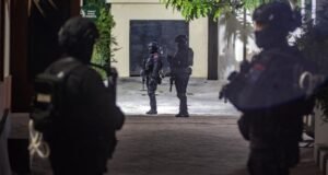 Teror Ancaman Bom di Hari Pertama Sekolah, Siswa SDN Srengseng Sawah 15 Jagakarsa Dievakuasi Tim Gegana dan Densus 88 langsung turun ke lokasi ancaman bom. ANTARA FOTO/BASRI MARZUKI