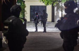 Teror Ancaman Bom di Hari Pertama Sekolah, Siswa SDN Srengseng Sawah 15 Jagakarsa Dievakuasi Tim Gegana dan Densus 88 langsung turun ke lokasi ancaman bom. ANTARA FOTO/BASRI MARZUKI