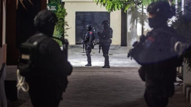 Tim Gegana dan Densus 88 langsung turun ke lokasi ancaman bom. ANTARA FOTO/BASRI MARZUKI Tim Gegana dan Densus 88 langsung turun ke lokasi ancaman bom. ANTARA FOTO/BASRI MARZUKI