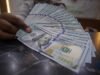 Ekonom Sebut RI Butuh Investasi Asing hingga US$11 Miliar demi Jaga Stabilitas Rupiah Foto: Petugas menjunjukkan uang pecahan dolar Amerika Serikat (AS) dan rupiah di Dolar Asia Money Changer, Jakarta, Rabu (8/7/2026). (CNBC Indonesia/Faisal Rahman)