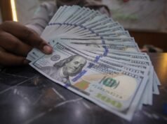 Ekonom Sebut RI Butuh Investasi Asing hingga US$11 Miliar demi Jaga Stabilitas Rupiah Foto: Petugas menjunjukkan uang pecahan dolar Amerika Serikat (AS) dan rupiah di Dolar Asia Money Changer, Jakarta, Rabu (8/7/2026). (CNBC Indonesia/Faisal Rahman)