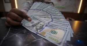 Ekonom Sebut RI Butuh Investasi Asing hingga US$11 Miliar demi Jaga Stabilitas Rupiah Foto: Petugas menjunjukkan uang pecahan dolar Amerika Serikat (AS) dan rupiah di Dolar Asia Money Changer, Jakarta, Rabu (8/7/2026). (CNBC Indonesia/Faisal Rahman)