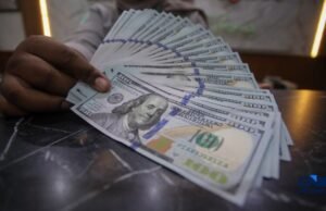Ekonom Sebut RI Butuh Investasi Asing hingga US$11 Miliar demi Jaga Stabilitas Rupiah Foto: Petugas menjunjukkan uang pecahan dolar Amerika Serikat (AS) dan rupiah di Dolar Asia Money Changer, Jakarta, Rabu (8/7/2026). (CNBC Indonesia/Faisal Rahman)