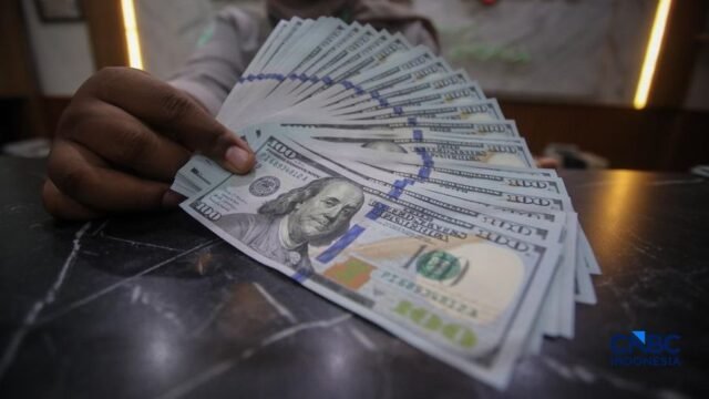 Foto: Petugas menjunjukkan uang pecahan dolar Amerika Serikat (AS) dan rupiah di Dolar Asia Money Changer, Jakarta, Rabu (8/7/2026). (CNBC Indonesia/Faisal Rahman) Foto: Petugas menjunjukkan uang pecahan dolar Amerika Serikat (AS) dan rupiah di Dolar Asia Money Changer, Jakarta, Rabu (8/7/2026). (CNBC Indonesia/Faisal Rahman)