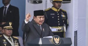 Pesan Prabowo di HUT Bhayangkara ke-80: Layani Rakyat, Tegakkan Hukum, hingga Kuasai AI Presiden Prabowo Subianto (tengah) menyampaikan pidatonya saat menjadi inspektur upacara HUT Ke-80 Bhayangkara di Pusat Latihan Brimob Polri, Cikeas, Bogor, Jawa Barat, Rabu (1/7/2026). 9Foto: ANTARA FOTO/BAYU PRATAMA S)