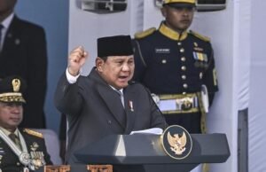 Pesan Prabowo di HUT Bhayangkara ke-80: Layani Rakyat, Tegakkan Hukum, hingga Kuasai AI Presiden Prabowo Subianto (tengah) menyampaikan pidatonya saat menjadi inspektur upacara HUT Ke-80 Bhayangkara di Pusat Latihan Brimob Polri, Cikeas, Bogor, Jawa Barat, Rabu (1/7/2026). 9Foto: ANTARA FOTO/BAYU PRATAMA S)