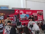 Trio Motor Tamiyang Layang Hadirkan Potong Rambut Gratis, Pengunjung Bisa Tampil Lebih Fresh Pengunjung menikmati layanan potong rambut gratis dalam kegiatan yang digelar Dealer Honda Trio Motor Tamiyang Layang bersama Abdel Barbershop. Foto Dok Istimewa