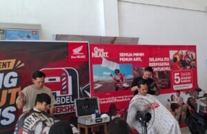 Trio Motor Tamiyang Layang Hadirkan Potong Rambut Gratis, Pengunjung Bisa Tampil Lebih Fresh Pengunjung menikmati layanan potong rambut gratis dalam kegiatan yang digelar Dealer Honda Trio Motor Tamiyang Layang bersama Abdel Barbershop. Foto Dok Istimewa