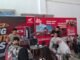 Trio Motor Tamiyang Layang Hadirkan Potong Rambut Gratis, Pengunjung Bisa Tampil Lebih Fresh Pengunjung menikmati layanan potong rambut gratis dalam kegiatan yang digelar Dealer Honda Trio Motor Tamiyang Layang bersama Abdel Barbershop. Foto Dok Istimewa