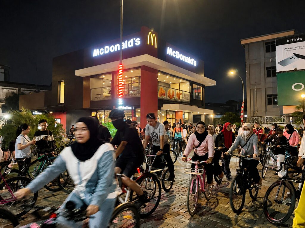 Pesepeda mengikuti Banjarmasin Last Friday Ride (LFR) yang berlangsung di kawasan Banjarmasin, Jumat (28/8/2026) malam. Foto Dok Istimewa