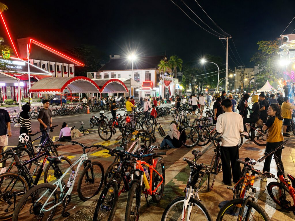 Peserta Banjarmasin Last Friday Ride berkumpul bersama sepeda mereka di salah satu lokasi kegiatan pada Jumat (28/8/2026) malam. Foto Dok Istimewa