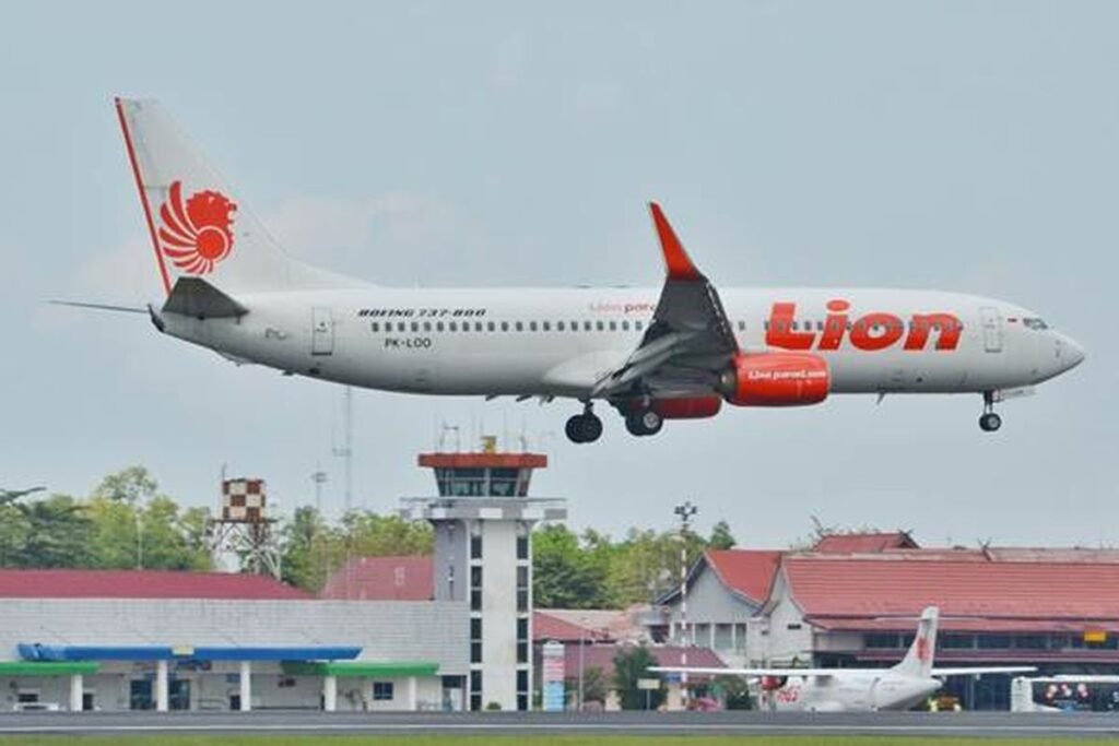 Lion Air tipe pesawat Boeing 737-800NG melayani kota tujuan Banjarmasin melalui Bandar Udara Internasional Syamsudin Noor di Banjarbaru, Kalimantan Selatan (BDJ), foto oleh Ersa Danu.(Ersa Danu.)