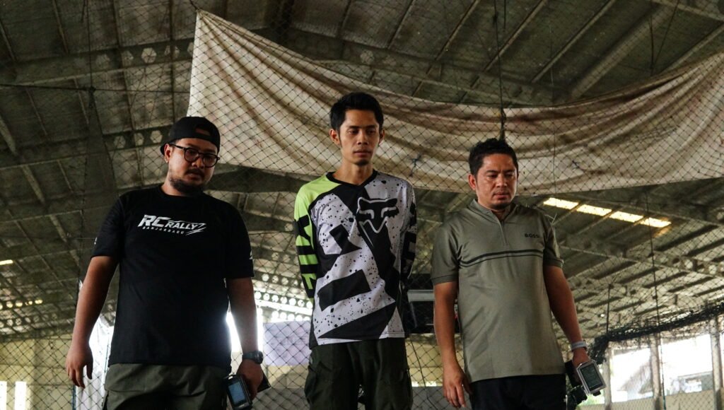 Hudha, Tuan rumah sekaligus pengelola Balitan RC Track, saat mengikuti Kejurda Seri 1 RC Rally KalselTeng 2026. Foto Dok istimewa