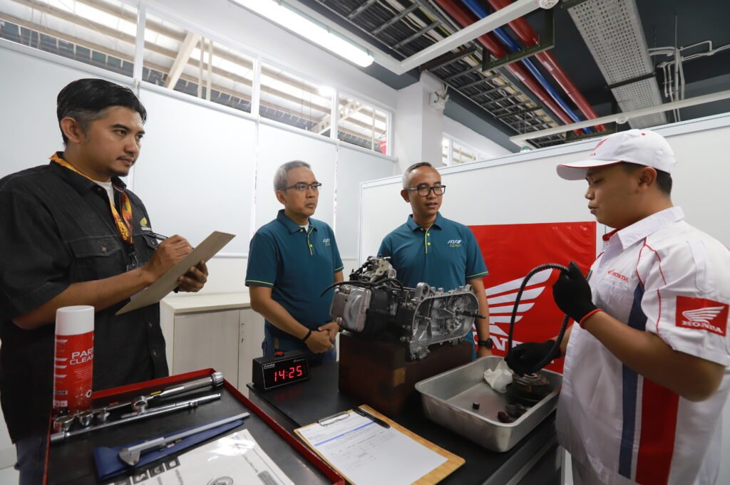 Kompetensi teknis peserta diuji melalui praktik dan penanganan komponen sepeda motor dalam AHM Technical Skill Contest 2026. Foto Dok Istimewa