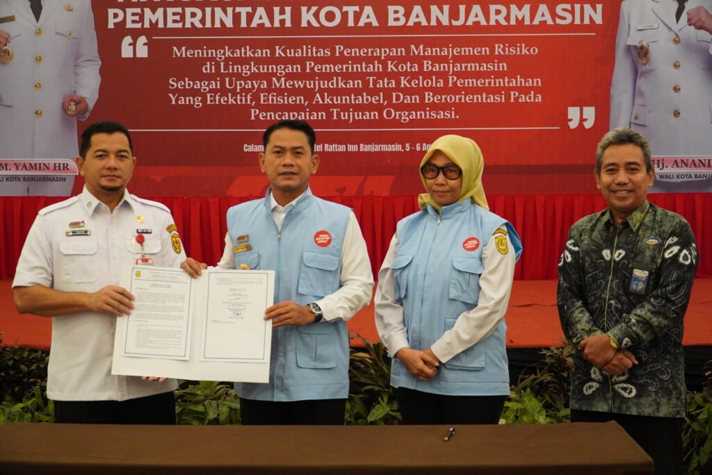 Wali Kota H. Muhammad Yamin HR bersama Plt. Inspektur Kota Banjarmasin Rabiatul Adawiyah menandatangani Internal Audit Charter sebagai penguatan fungsi audit intern yang independen dan profesional. Foto Dok Istimewa
