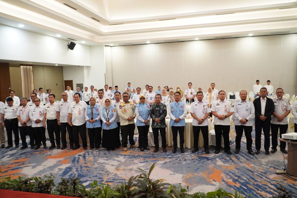 Foto bersama Wali Kota Banjarmasin, narasumber BPKP Kalimantan Selatan, Plt. Inspektur, serta peserta FGD Mitigasi Risiko usai kegiatan penguatan integritas dan tata kelola pemerintahan. Foto Dok istimewa
