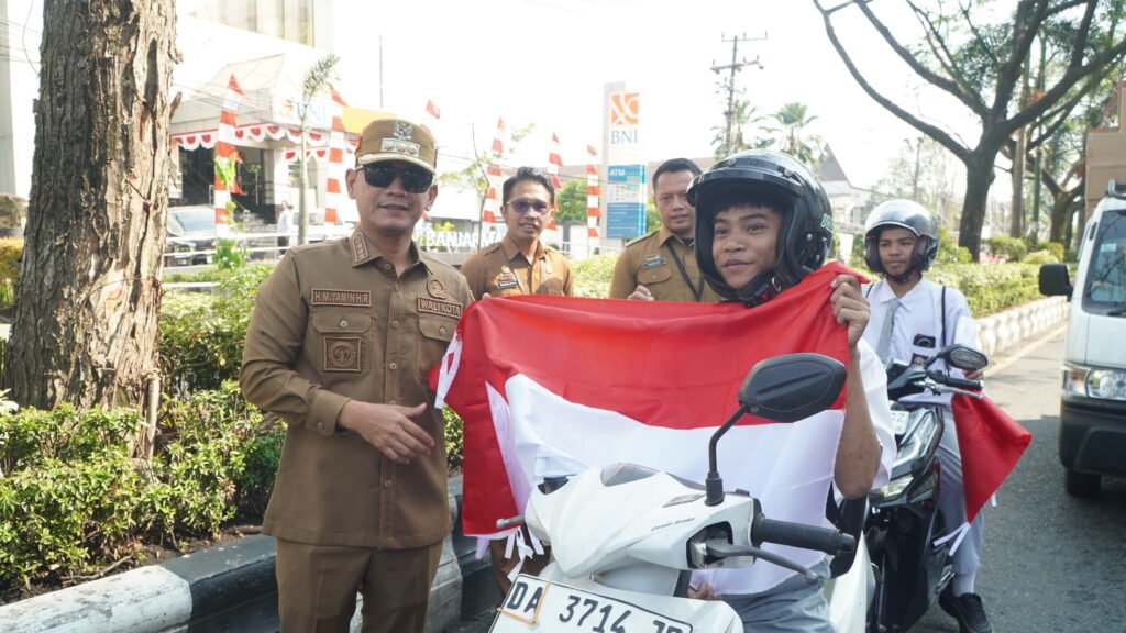 Wali Kota dan Wakil Wali Kota Banjarmasin membagikan bendera Merah Putih secara langsung kepada masyarakat di kawasan Jalan Lambung Mangkurat. Foto Dok Istimewa