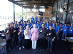 Pemkot Banjarmasin Fasilitasi Sertifikasi Fotografer Gratis, Dorong SDM Kreatif Berdaya Saing Nasional Wakil Wali Kota Banjarmasin, Hj. Ananda, Kepala Bidang Ekonomi Kreatif Disbudporapar Kota Banjarmasin, Widya Pelissa, Direktur LSP Fotografi Indonesia, Ricky Purnama Hadi, dan Para Peserta Sertifikasi Kompetensi Profesi Fotografi di Hotel Summer Bed n' Breakfast Banjarmasin. Foto Dok Muhammad Randy