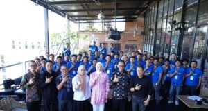 Pemkot Banjarmasin Fasilitasi Sertifikasi Fotografer Gratis, Dorong SDM Kreatif Berdaya Saing Nasional Wakil Wali Kota Banjarmasin, Hj. Ananda, Kepala Bidang Ekonomi Kreatif Disbudporapar Kota Banjarmasin, Widya Pelissa, Direktur LSP Fotografi Indonesia, Ricky Purnama Hadi, dan Para Peserta Sertifikasi Kompetensi Profesi Fotografi di Hotel Summer Bed n' Breakfast Banjarmasin. Foto Dok Muhammad Randy