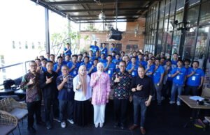 Pemkot Banjarmasin Fasilitasi Sertifikasi Fotografer Gratis, Dorong SDM Kreatif Berdaya Saing Nasional Wakil Wali Kota Banjarmasin, Hj. Ananda, Kepala Bidang Ekonomi Kreatif Disbudporapar Kota Banjarmasin, Widya Pelissa, Direktur LSP Fotografi Indonesia, Ricky Purnama Hadi, dan Para Peserta Sertifikasi Kompetensi Profesi Fotografi di Hotel Summer Bed n' Breakfast Banjarmasin. Foto Dok Muhammad Randy