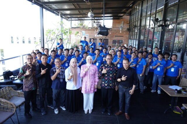 Wakil Wali Kota Banjarmasin, Hj. Ananda, Kepala Bidang Ekonomi Kreatif Disbudporapar Kota Banjarmasin, Widya Pelissa, Direktur LSP Fotografi Indonesia, Ricky Purnama Hadi, dan Para Peserta Sertifikasi Kompetensi Profesi Fotografi di Hotel Summer Bed n' Breakfast Banjarmasin. Foto Dok Muhammad Randy