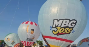 Festival Balon Udara Wonosobo Disorot, Disebut Bawa Nama Program Pemerintahan Prabowo Sejumlah balon udara dalam Festival Balon Wonosobo membawa nama program pemerintah seperti Makan Bergizi Gratis (MBG), Koperasi Desa Merah Putih, dan Sekolah Rakyat.